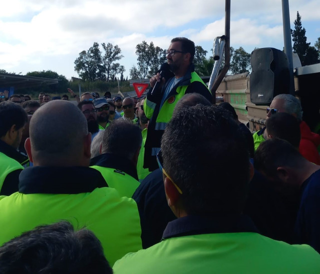 Archivo - Asamblea de los trabajadores de Acerinox en el aparcamiento de la factoría.