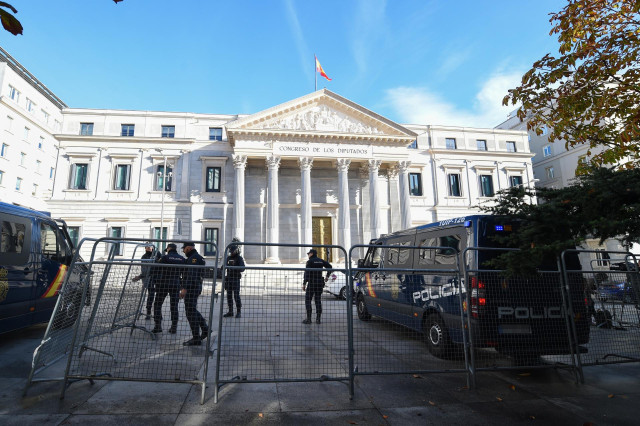Archivo - Un furgón de la Policía Nacional controla la zona del Congreso de los Diputados