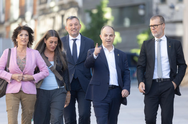 (I-D) Los diputados de Junts Pilar Calvo; Miriam Nogueras; Josep Maria Cervera; Jordi Turull y Josep Maria Cruset a su llegada al pleno en el Congreso de los Diputados, a 30 de mayo de 2024, en Madrid (España).