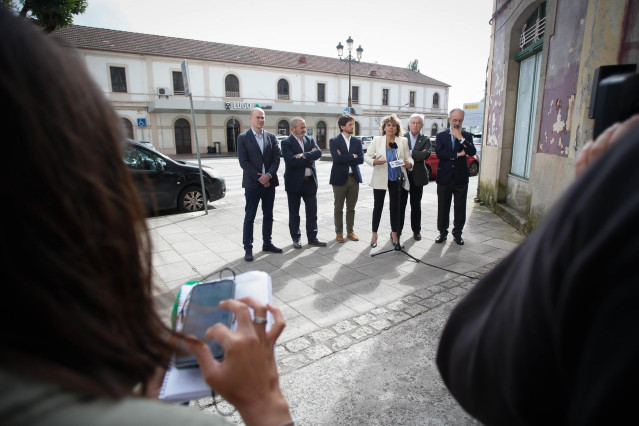 La cabeza de lista del PP al Parlamento Europeo, Dolors Montserrat (3d), durante su comparecencia ante los medios este jueves en la estación de tren de Lugo, a 30 de mayo de 2024, en Lugo, Galicia (España).
