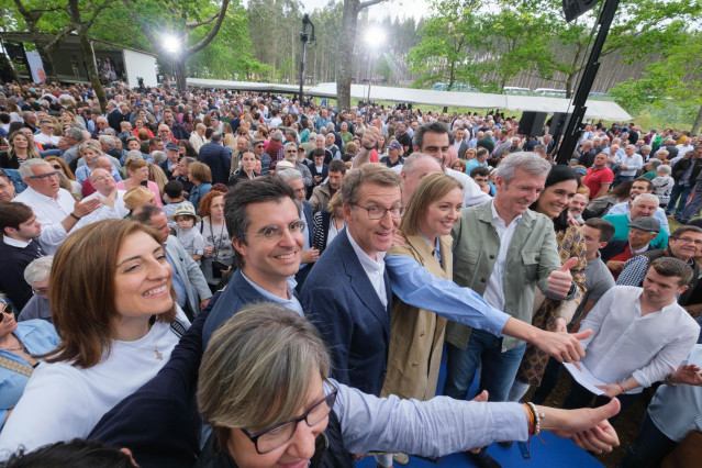 Archivo - El presidente del Partido Popular, Alberto Núñez Feijóo, en una edición anterior de la romería mitin de O Pino.