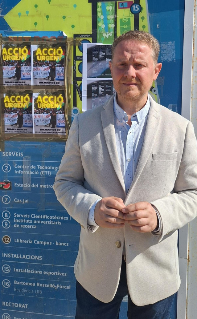 El portavoz adjunto de Vox, David Gil, visita el campus de Son Lledó para pedir el desmantelamiento de la Acampada per Palestina.