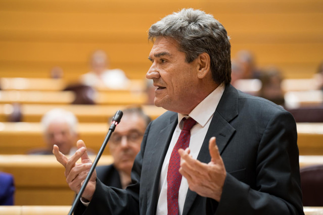 El ministro para la Transformación Digital y de la Función Pública, José Luis Escrivá, durante una sesión plenaria, en el Senado, a 14 de mayo de 2024, en Madrid (España).