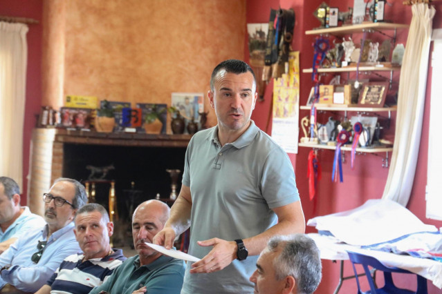 El presidente del PP de la provincia de Valencia, Vicent Mompó, visita una ganadería en Quatretonda