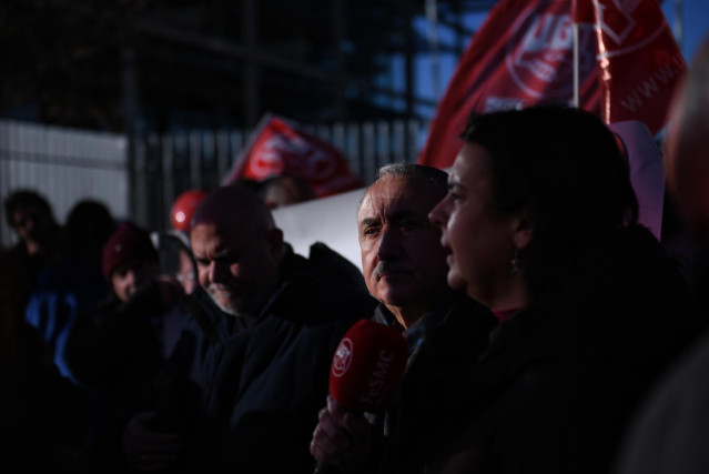 Archivo - El secretario general de UGT, Pepe Álvarez, atiende a medios durante una concentración ante la sede de Banco Santander, a 23 de enero de 2023, en Madrid (España).