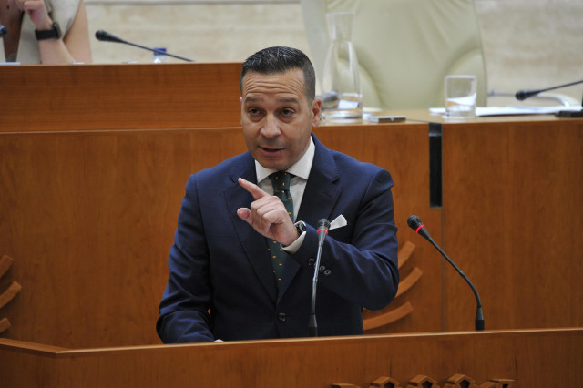 El portavoz de Vox en la Asamblea, Óscar Fernández, durante el Pleno.