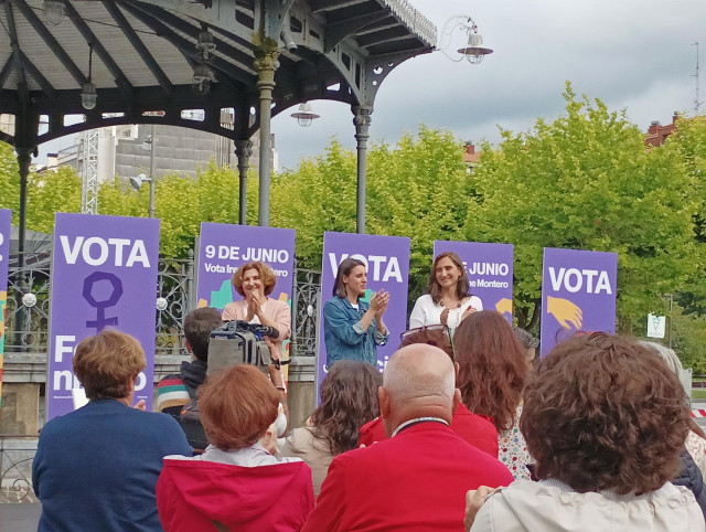 La candidata de Podemos Irene Montero junto a Pilar Garrido y Miren Echeveste en un mitin en Irun