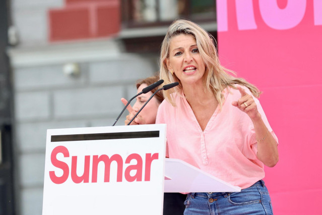 La vicepresidenta primera, Yolanda Díaz, interviene durante un acto de campaña en Sumar, en la plaza de la Universidad, a 30 de mayo de 2024, en Valladolid, Castilla y León (España).