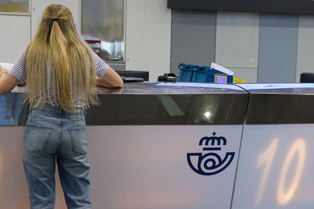 Archivo - Una chica en el mostrador de la oficina de Correos de Cibeles, a 1 de junio de 2023, en Madrid (España).