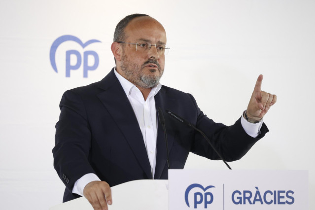 El presidente del PP de Catalunya, Alejandro Fernández, interviene tras la Junta Directiva del PP de Catalunya, en el hotel Grand Marina, a 15 de mayo de 2024, en Barcelona, Catalunya (España).