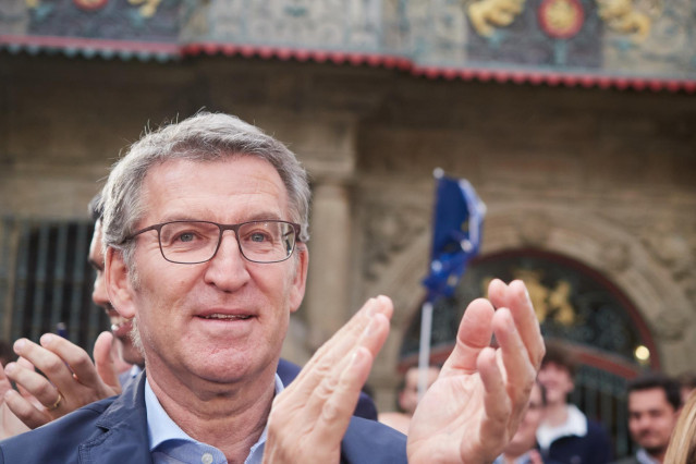 El presidente del Partido Popular, Alberto Núñez Feijóo, participa en un acto de campaña para las elecciones europeas, en la plaza del Ayuntamiento, a 30 de mayo de 2024, en Pamplona, Navarra (España). Feijóo se ha desplazado a Pamplona como parte de los