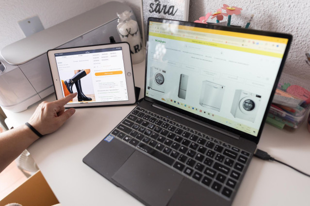 Archivo - Una persona usa un ordenador para comprar 'online'