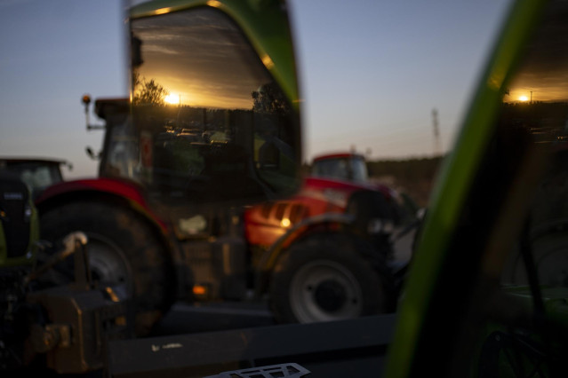Archivo - Un tractor en una carretera