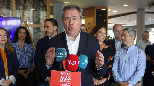 El secretario general del PSOE-A, Juan Espadas, atiende a los medios en Málaga.