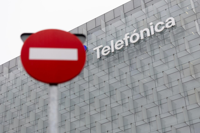 Archivo - Una señal de prohibido frente a la sede de Telefónica, a 28 de noviembre de 2023, en Madrid (España).