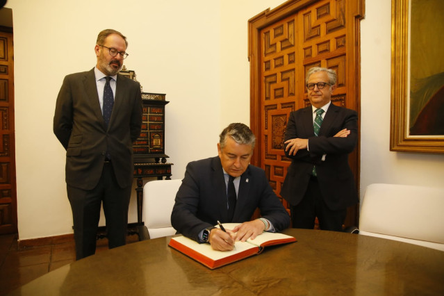 El consejero de Presidencia, Interior, Diálogo Social y Simplificación Administrativa de la Junta de Andalucía, Antonio Sanz, firma en el Libro de Honor de la Diputación de Córdoba junto a Salvador Fuentes y Adolfo Molina.