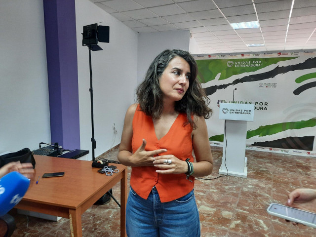La portavoz de Unidas de Extremadura, Irene de Miguel, en declaraciones a los medios para valorar la aprobación de la Ley de Amnistía
