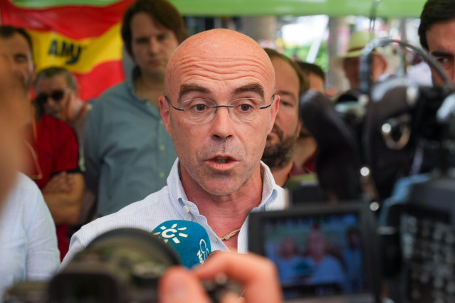 El cabeza de lista de Vox al Parlamento Europeo, Jorge Buxadé atiende a los medios, durante un acto de partido, a 31 de mayo de 2024, en San Juan de Aznalfarache, Sevilla (Andalucía, España). El cabeza de lista de Vox al Parlamento Europeo, realizará hoy