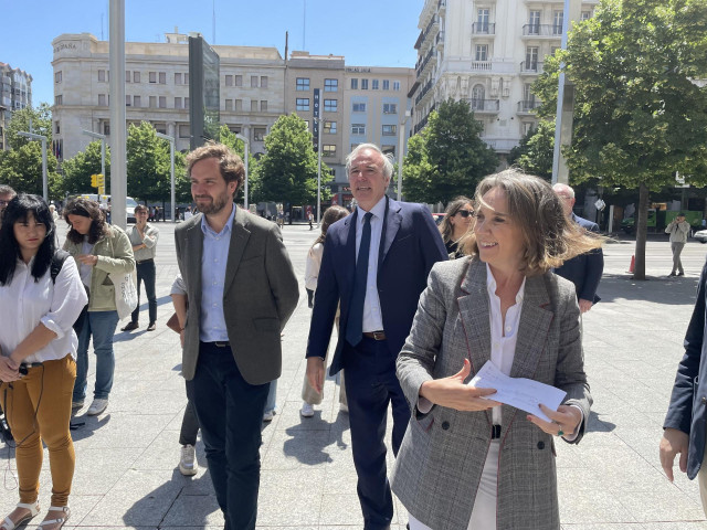 La secretaria general del PP, Cuca Gamarra, ha visitado Zaragoza acompañada del presidente del Gobierno de Aragón, Jorge Azcón, y el candidato del PP Aragón a las elecciones europeas, Borja Giménez Larraz.