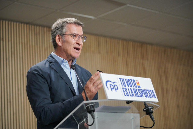 El presidente del PP, Alberto Núñez Feijóo, ofrece una rueda de prensa tras su visita a la empresa Aernnova Aeroestructuras
