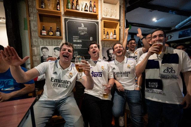 Archivo - Varias personas celebran un gol viendo la emisión del partido de ida de semifinales de la Champions en Múnich, en el bar ‘Yoyos’, a 30 de abril de 2024, en Madrid (España).