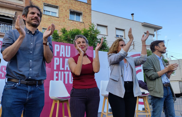 La vicepresidenta segunda, ministra de Trabajo y líder de Sumar, Yolanda Díaz, con el ministro de Cultura, Ernest Urtasun, y los candidatos a las europeas Estrella Galán y Jaume Asens