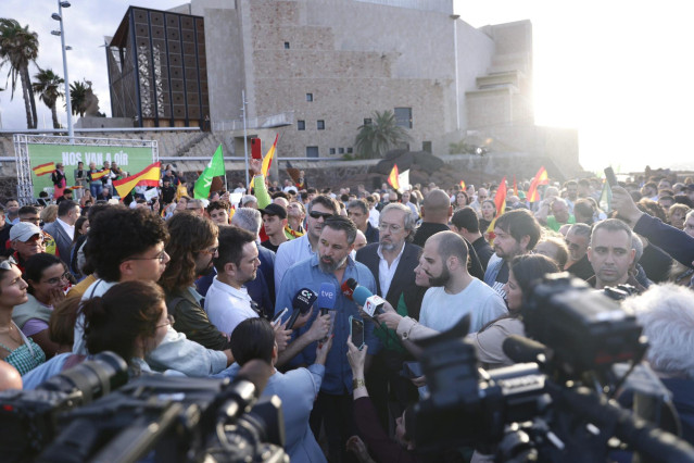 El líder de Vox, Santiago Abascal, atiende a los medios en Las Palmas.