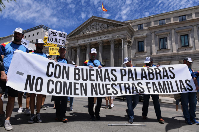 Archivo - Varios manifestantes protestan delante del Congreso de los Diputados en una concentración de militares profesionales para protestar por su ‘dignidad salarial’, a 25 de junio de 2022, en Madrid (España).