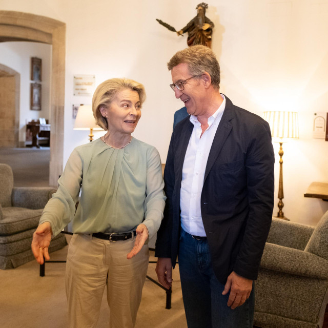 La presidenta de la Comisión Europea, Ursula Von der Leyen, y el presidente del Partido Popular, Alberto Núñez Feijóo, durante una reunión, a 1 de junio de 2024, en Santiago de Compostela, A Coruña, Galicia (España). La presidenta de la Comisión Europea,