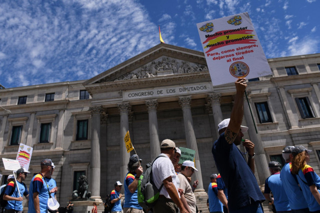 Archivo - Varios manifestantes protestan delante del Congreso de los Diputados en una concentración de militares profesionales para protestar por su ‘dignidad salarial’, a 25 de junio de 2022, en Madrid (España).