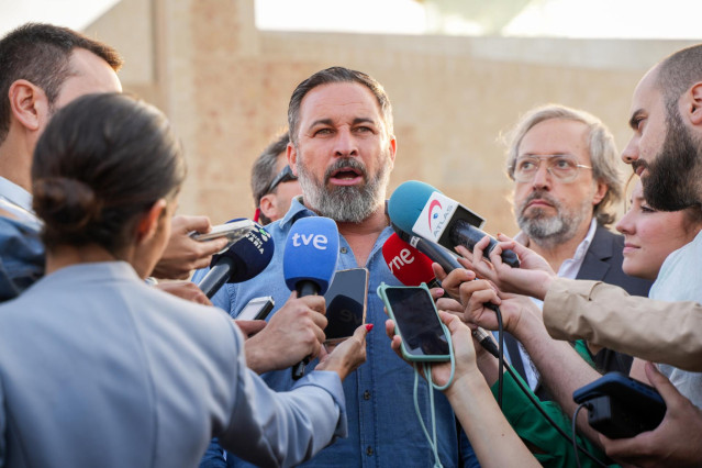 El presidente de VOX, Santiago Abascal, realiza unas declaraciones a la prensa durante un acto de campaña de VOX, en los Jardines de los Puertos Atlánticos, a 31 de mayo  de 2024, en Las Palmas de Gran Canaria, Gran Canaria, Canarias (España). Abascal ha