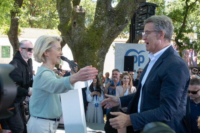 La presidenta de la Comisión Europea, Ursula Von der Leyen, y el presidente del Partido Popular, Alberto Núñez Feijóo, durante un acto de campaña del Partido Popular, en la carballeira da Madalena, a 1 de junio de 2024, en O Pino, A Coruña, Galicia (Españ