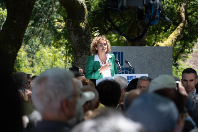 La candidata del PP para las elecciones europeas, Dolors Montserrat, interviene durante un acto de campaña del Partido Popular, en la carballeira da Madalena, a 1 de junio de 2024, en O Pino, A Coruña, Galicia (España). La presidenta de la Comisión Europe