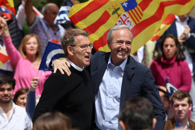 Archivo - El presidente del Partido Popular, Alberto Núñez Feijóo (i), y el líder del PP en Aragón, Jorge Azcón (d), participan en un mitin de campaña electoral del 28M, en la calle Moret de Zaragoza.