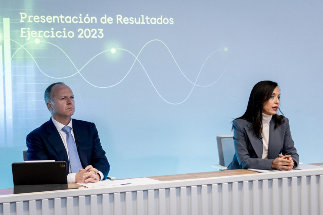 Archivo - El consejero delegado de Redeia, Roberto García Merino y la presidenta de Redeia, Beatriz Corredor, durante la rueda de prensa de publicación de los resultados del ejercicio 2023 de Redeia, a 28 de febrero de 2024, en Madrid (España). Redeia, op