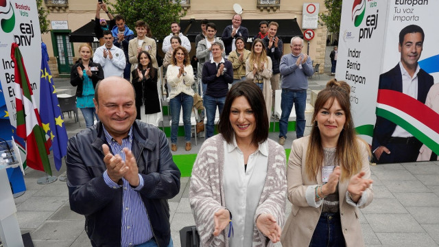 Andoni Ortuza, Ohiane Agirregoitia y Rakel Molina en un mitin en Agurain (Álava)