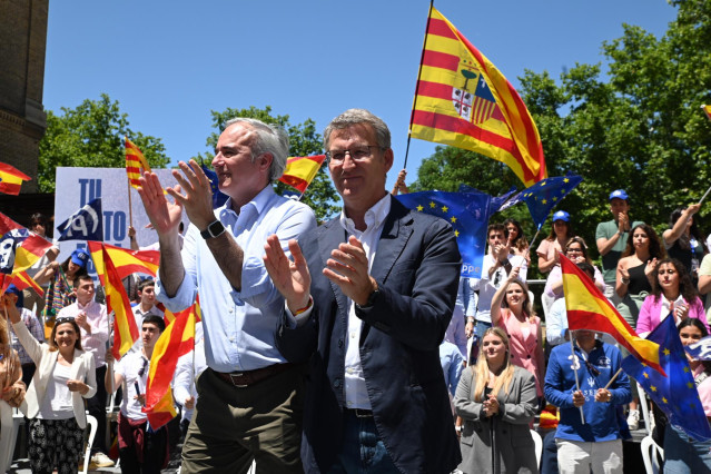 El presidente del PP de Aragón y presidente de Aragón, Jorge Azcón (i), y el presidente del Partido Popular, Alberto Núñez Feijóo (d), durante un acto de campaña del Partido Popular, en la Plaza de los Sitios, a 2 de junio de 2024, en Zaragoza, Aragón (Es