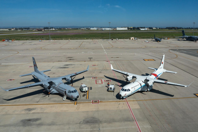 Archivo - Dos versiones del avión C295 en las pistas a las fueras de la línea de montaje