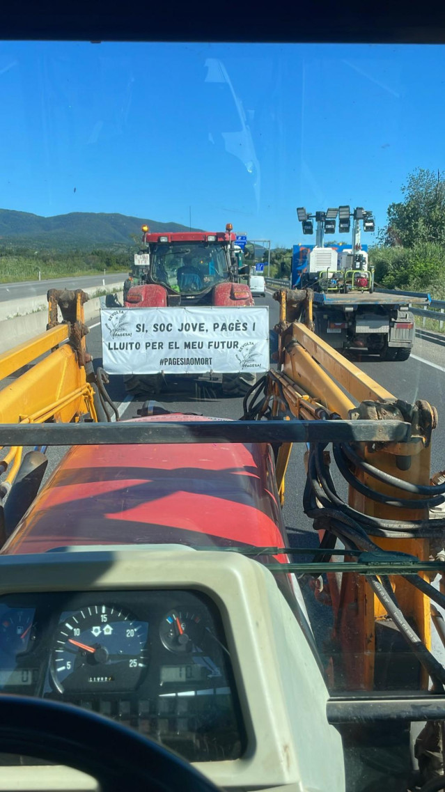 Agricultores se dirigen al punto fronterizo de La Jonquera (Girona) para empezar los tráficos fronterizos, e interrumpen la circulación en la AP-7 a su paso por Llers (Girona)
