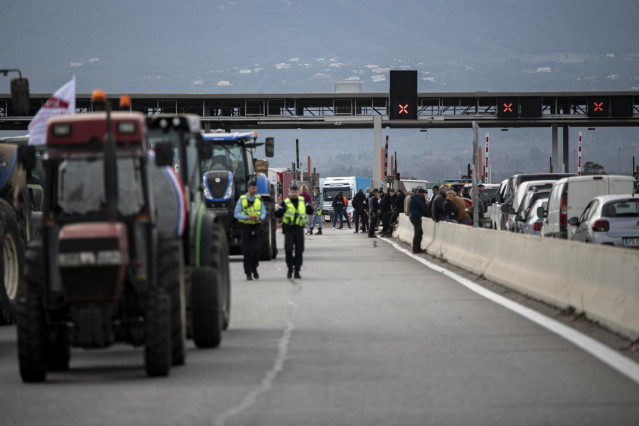 Archivo - Varios tractores de agricultores franceses durante el corte de la A-9 francesa en las inmediaciones de la frontera con España,