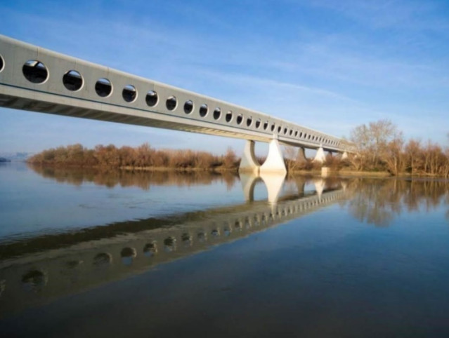 Archivo - Puente de hormigón sobre el río Ebro