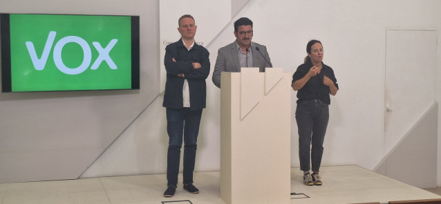 El portavoz de Vox en el Consell de Mallorca, Toni Gili, y el portavoz adjunto, David Gil, en rueda de prensa.