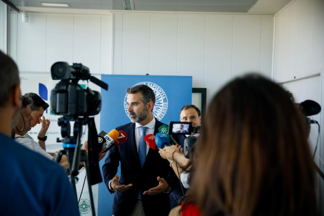 El consejero de Agricultura, Pesca, Agua y Desarrollo Rural de la Junta de Andalucía, Ramón Fernández-Pacheco, atiende a los medios en la Universidad de Almería.