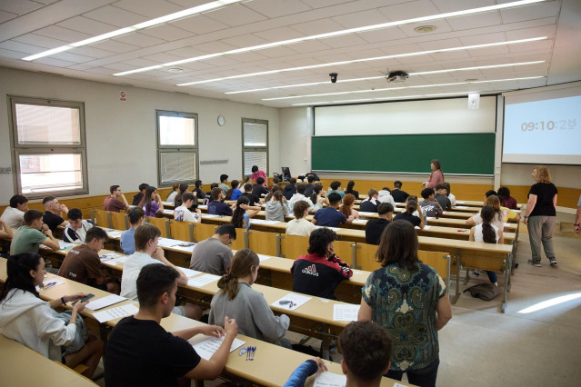 Alumnos en un aula al comienzo de un examen, el primer día de la Evaluación de Acceso a la Universidad (EvAU), en la Politécnica de la Universidad de Alcalá de Henares, a 3 de junio de 2024, en Alcalá de Henares, Madrid (España). Cerca de 40.000 alumnos d