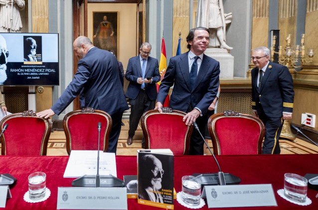 El expresidente del Gobierno José María Aznar (c), llega a la presentación del ensayo 'Ramón Menéndez Pidal: El último liberal unitario', escrito por Jon Juaristi, en el Senado, a 3 de junio de 2024, en Madrid (España). La obra ha sido presentada por la F