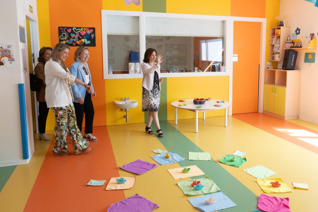 La ministra de Defensa, Margarita Robles, visita el Centro de Educación Infantil de la Base Militar 'El Goloso'.