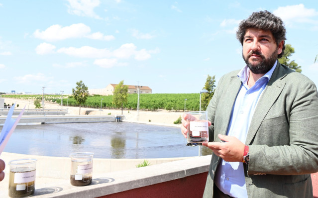 El presidente del Partido Popular de la Región de Murcia, Fernando López Miras, durante su visita a la depuradora de Alguazas