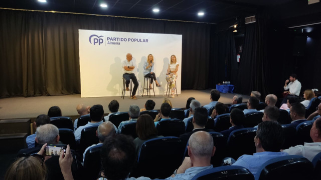 El alcalde de Huércal-Overa (Almería), Domingo Fernández, y las diputadas nacionales del PP Cayetana Álvarez de Toledo y Maribel Sánchez Torregrosa.