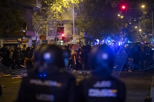 Archivo - Jóvenes protestando en la sede socialista de Ferraz