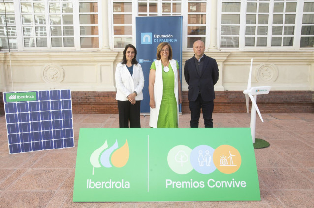 Martínez, Armisén y Calderón durante la presentación de los premios Convive.
